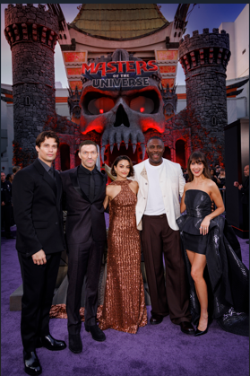 De izquierda a derecha: el actor Nicholas Galitzine, el director Travis Knight, los actores Camila Mendes, Idris Elba y Alison Brie De izquierda a derecha: el actor Nicholas Galitzine, el director Travis Knight, los actores Camila Mendes, Idris Elba y Alison Brie