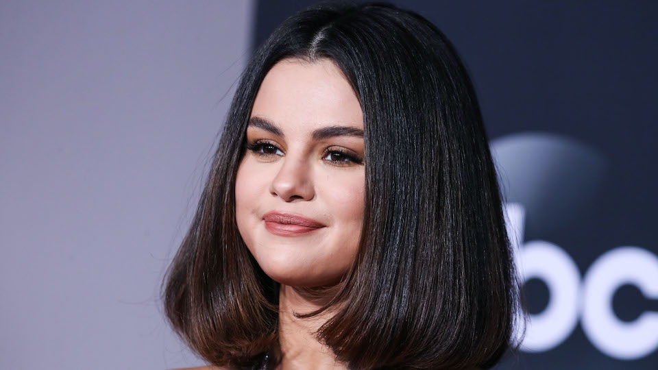 ¡El Ícono del Pop Selena Gomez se Asocia con Univision!