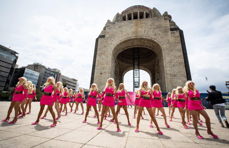 Angelyne, la nueva serie de Universal +, llega a México y Latinoamérica con performances y desfiles por sitios emblemáticos de la CDMX￼