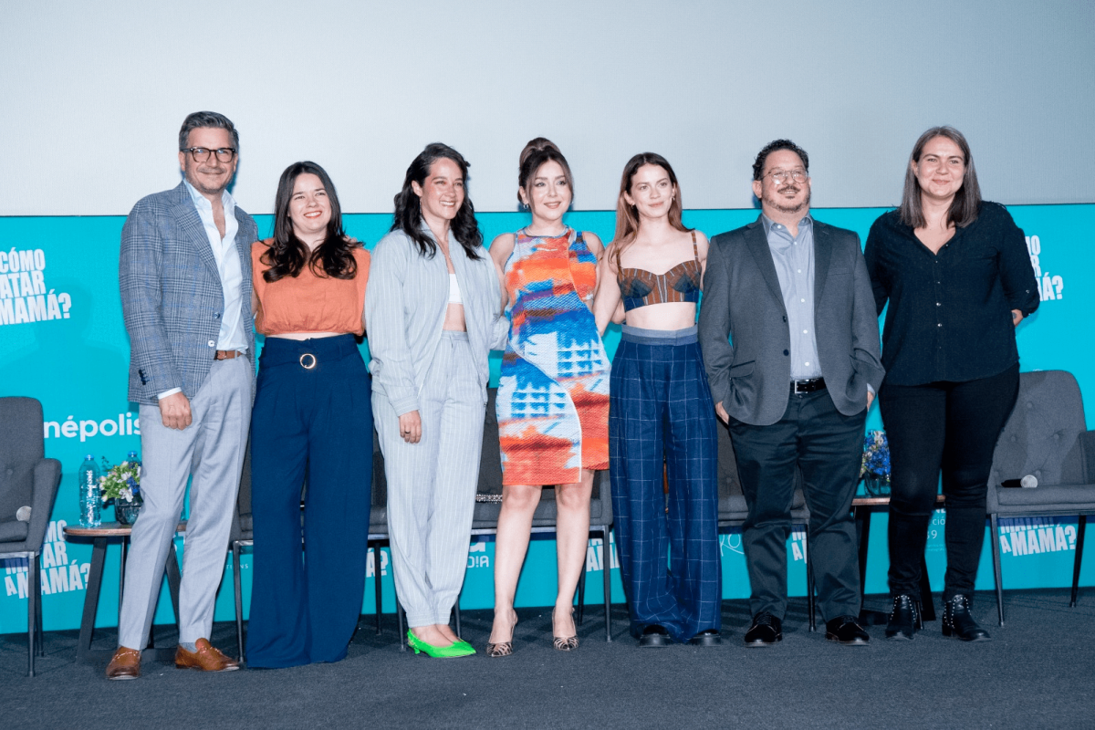 XIMENA SARIÑANA, DIANA BOVIO Y ANA VALERIA BECERRIL PRESENTAN ¿CÓMO MATAR A MAMÁ? EN AVANT PREMIERE