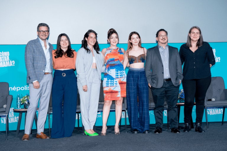 XIMENA SARIÑANA, DIANA BOVIO Y ANA VALERIA BECERRIL PRESENTAN ¿CÓMO MATAR A MAMÁ? EN AVANT PREMIERE