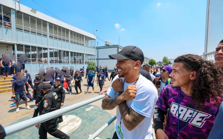 OZUNA visita reclusotio de la CDMX, convive con los presos para reafirmar su compromiso con la reahbilitación