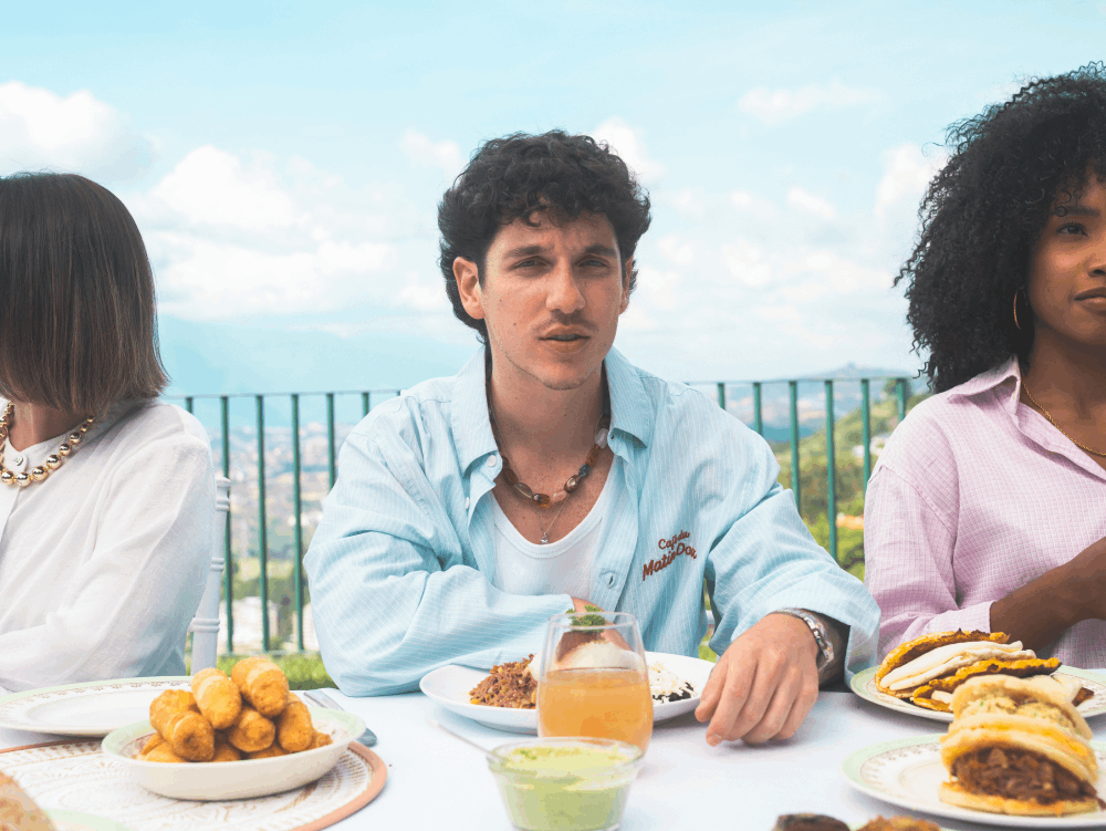 ALAN WITTELS CONVIERTE LA NOSTALGIA EN CANCIÓN CON SU NUEVO SENCILLO «GUACAMAYAS»